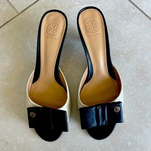 MAKE AN OFFER. Tory Burch. Classy look. Cream & black leather. Good condition.
